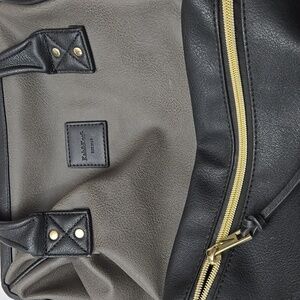 Kah‎ and Kee Backpack. Grey and black.